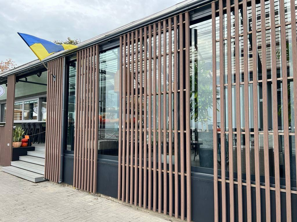 Фасад ресторану зі склінням тераси